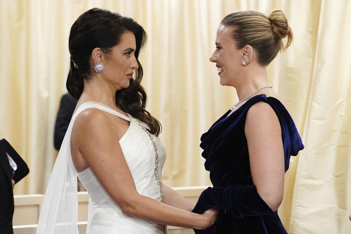 Penélope Cruz y Scarlett Johansson durante la ceremonia de los premios Oscar