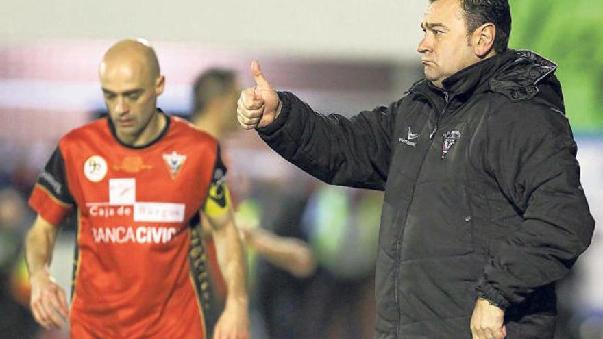 Juan Carlos Pouso da indicaciones a sus jugadores durante el partido con el Espanyol. // Avelino Gómez