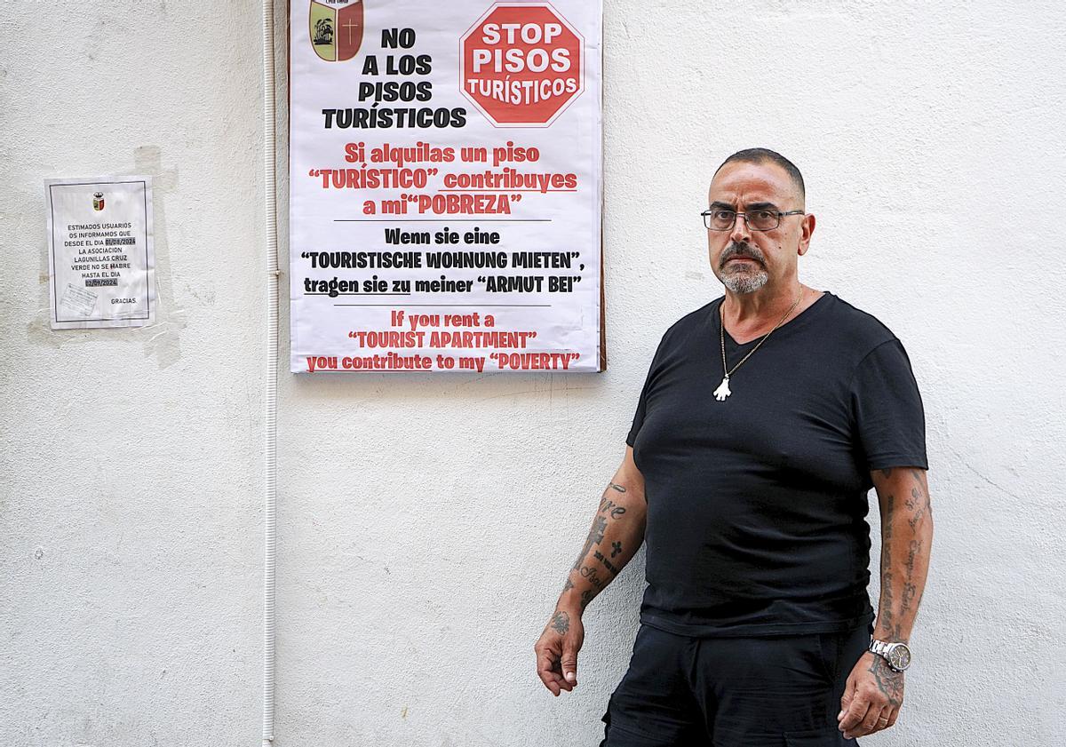 El presidente de la Asociación Lagunillas, Curro López, que lucha contra la exclusión social y para permitir que los vecinos no tengan que abandonar el vecindario por la turistificación y la especulación inmobiliaria en el barrio malagueño de Lagunillas, posa en una foto