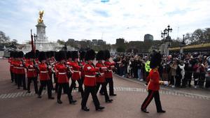 Un grupo de guardias granaderos llega al palacio de Buckingham, con los nuevos uniformes que lucirán para la coronación.
