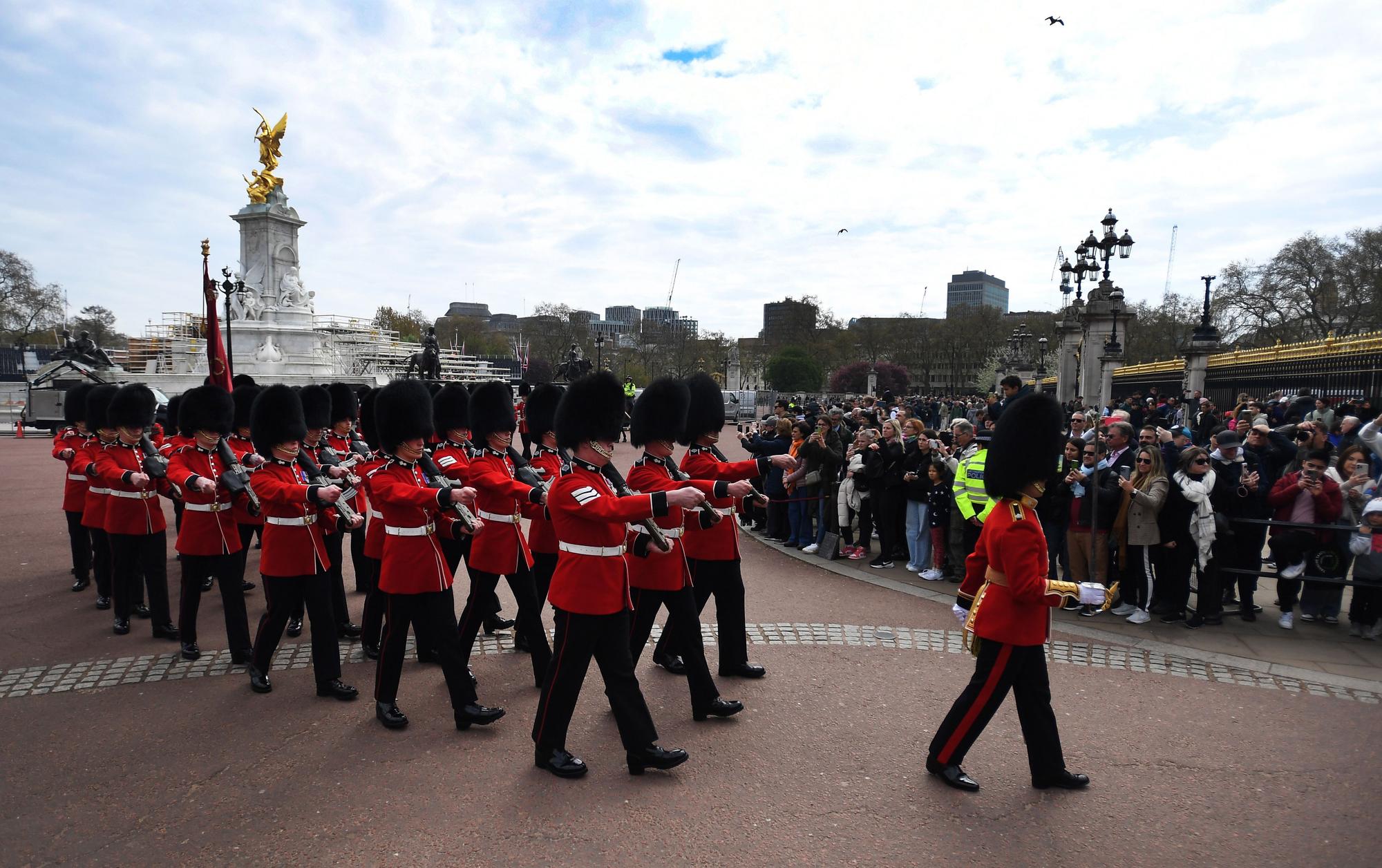 Un grupo de guardias granaderos llega al palacio de Buckingham, con los nuevos uniformes que lucirán para la coronación.