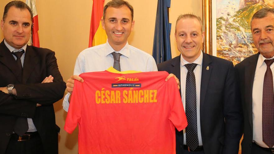 El presidente Sánchez ha recibido una camiseta en la visita de la Federación