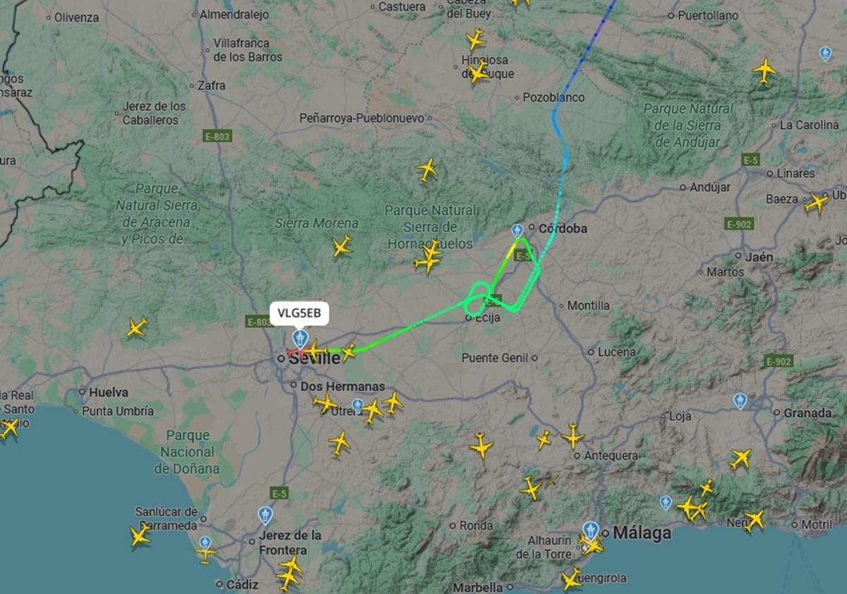 Vista del desvío del avión procedente de Barcelona y que, por la densa niebla en Córdoba, ha acabado aterrizando en Sevilla.