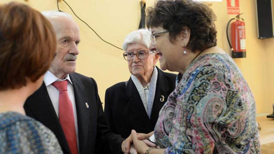 Lina Méndez felicita a Justo Araujo y Julia Díez, en presencia de la concejala Beatriz Flórez.