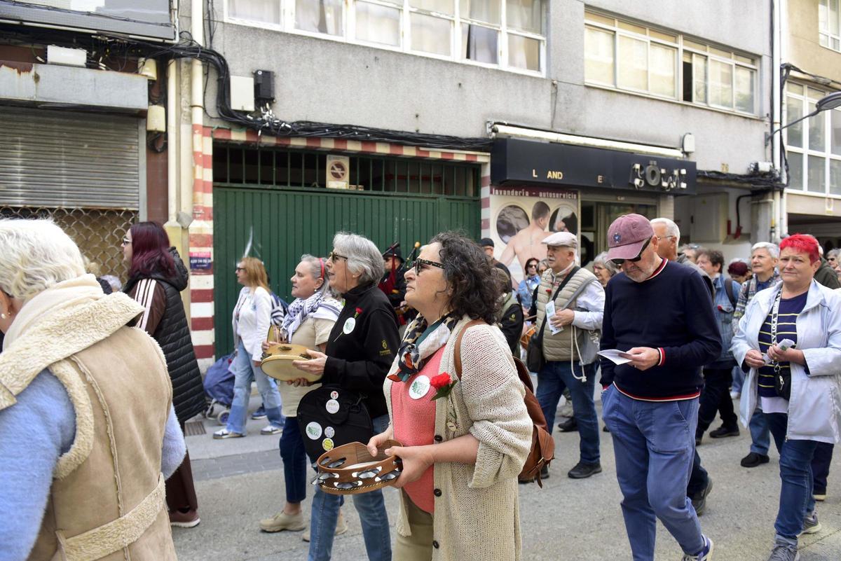 La manifestación, con un centenar de asistentes, contó con música y claveles conmemorando la revolución del 25 de abril en Portugal