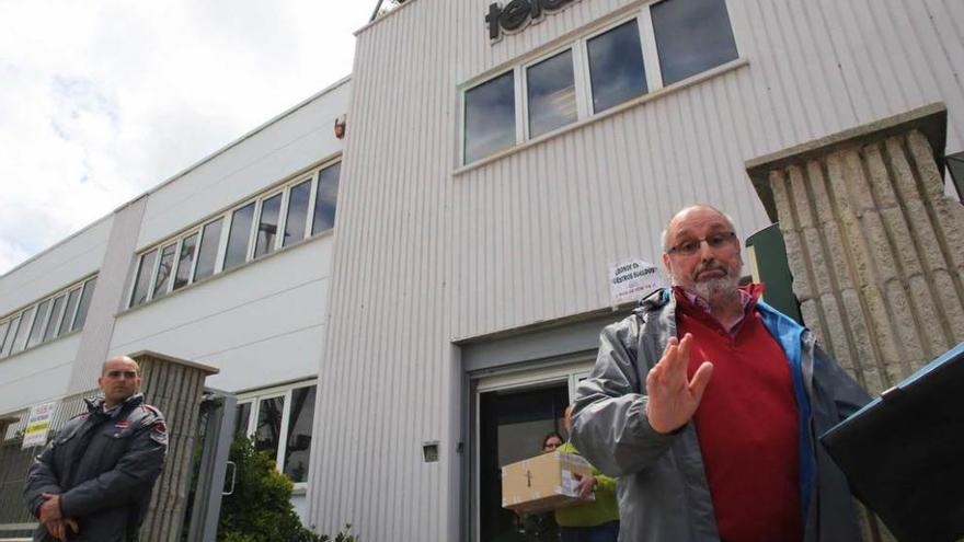 Julián Rus, ayer, en el momento de su salida de las oficinas de la empresa que fundó.