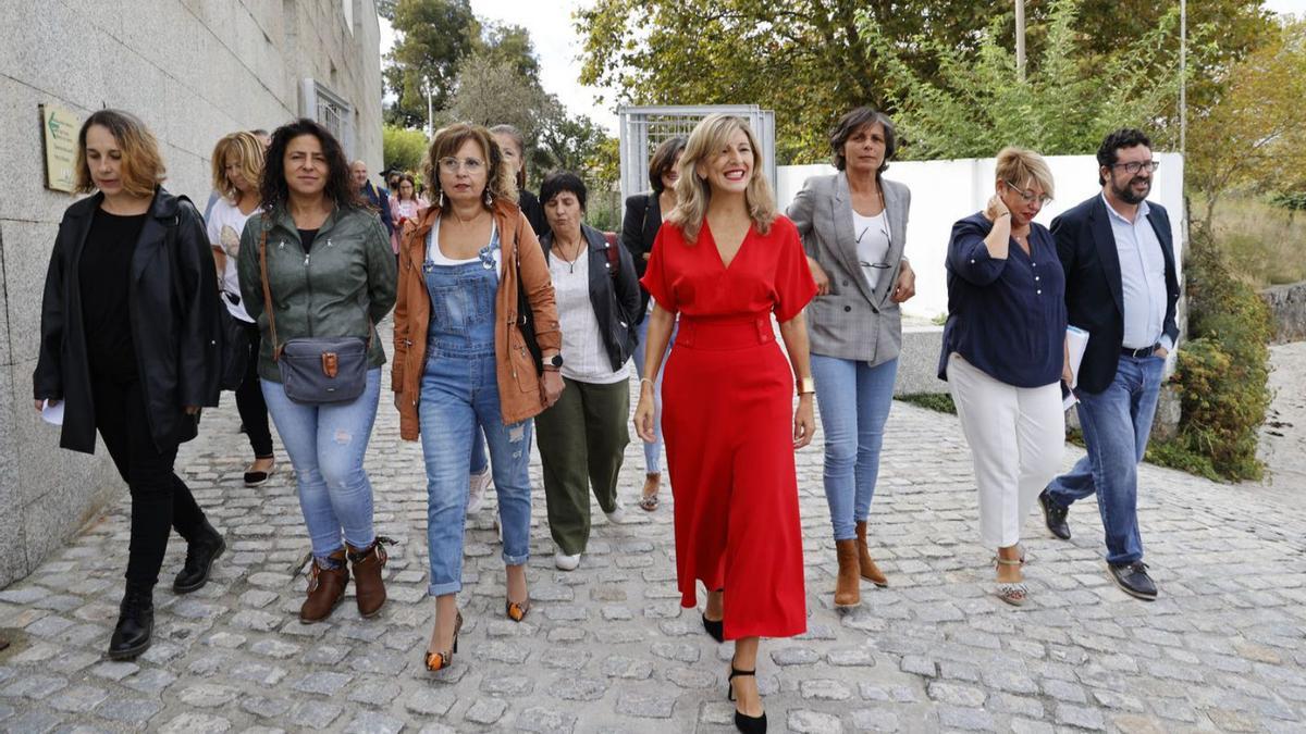 Yolanda Díaz en el Museo del Mar de Vigo, ayer, antes del encuentro sobre el sector conservero.   | // ALBA VILLAR