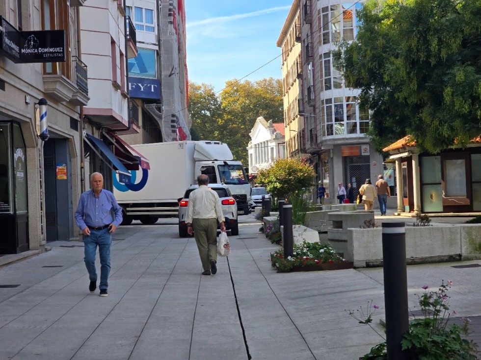 La circulación rodada no cesa en las zonas peatonales de Vilagarcía, ni siquiera con el control policial ejercido.