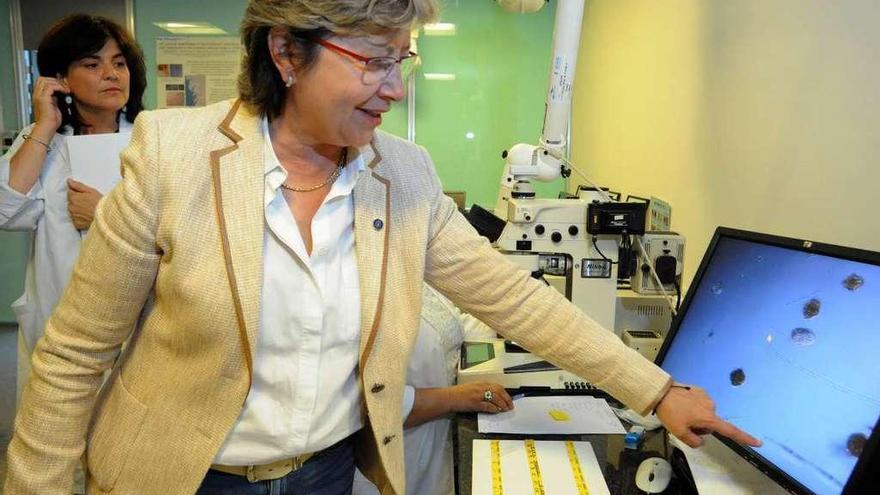 La titular de Mar muestra el proceso de control de biotoxinas en presencia de Covadonga Salgado. // I.A.