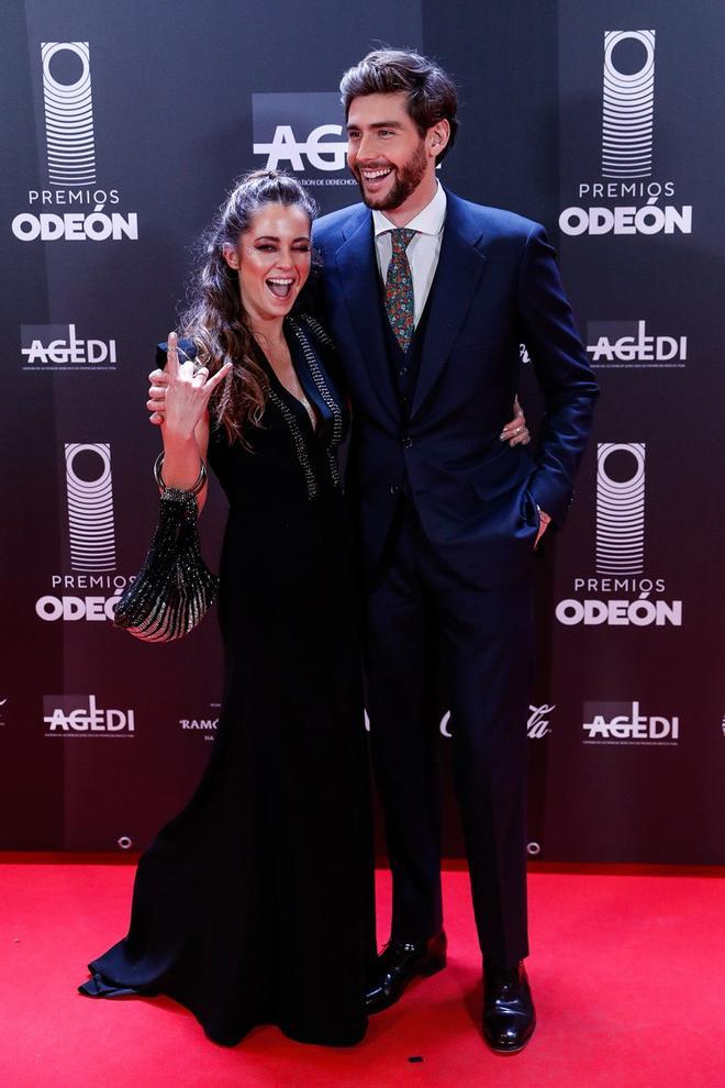 Sofía Ellar posa con Álvaro Soler en los 'Premios Odeón 2020'