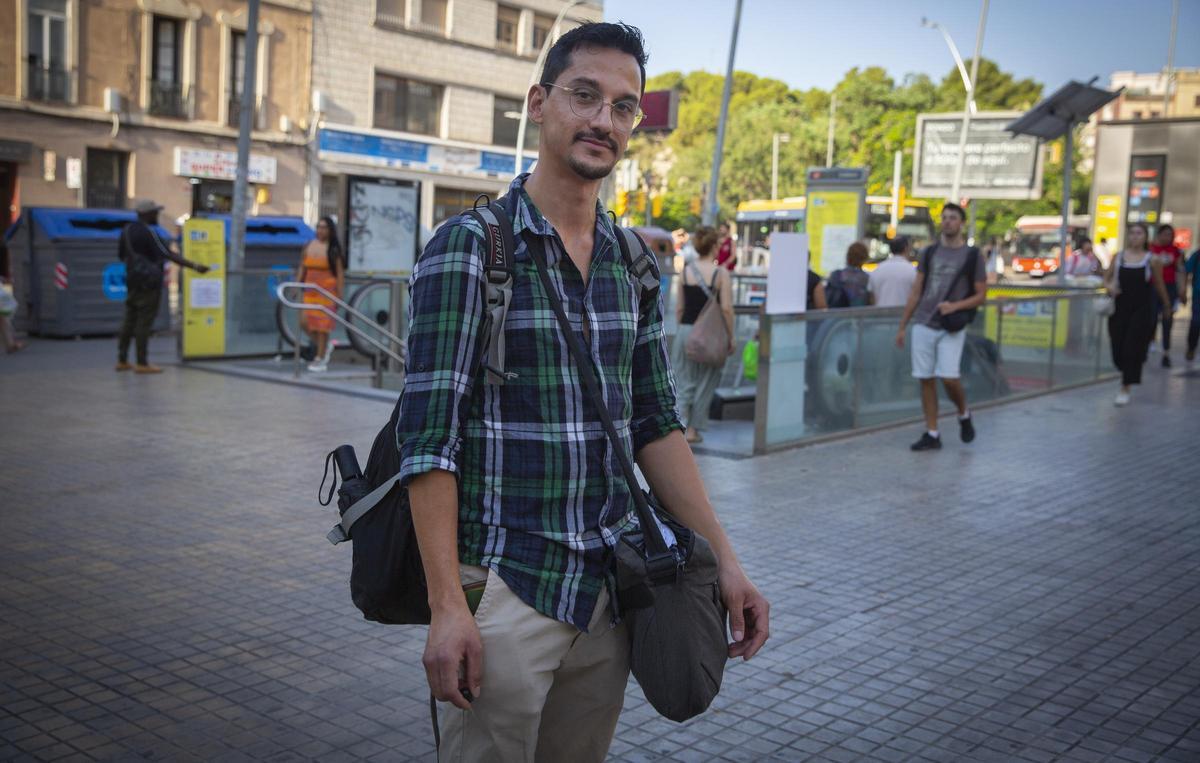 Steven Puerta, usuario del bus alternativo a la L5 del metro por el corte entre Cornellà y Barcelona.