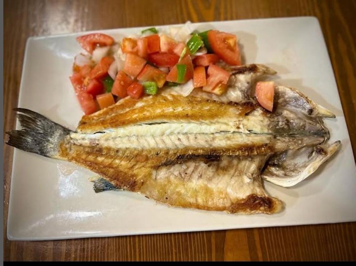 Un clásico de la carta de este local: la caballa a la plancha con pipirrana.