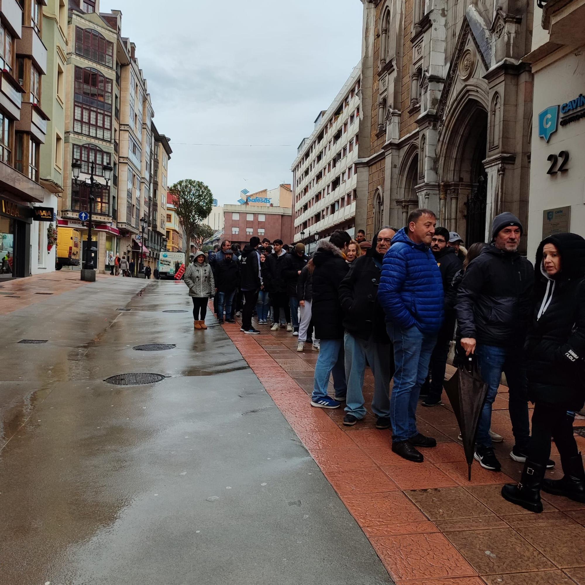 En imágenes: Largas colas desde las cuatro de la madrugada en en Caveda para conseguir una entrada a Ferrol