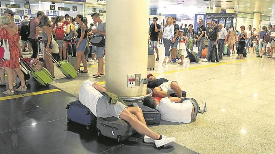 La huelga de los vigilantes colapsa el acceso al embarque en El Prat