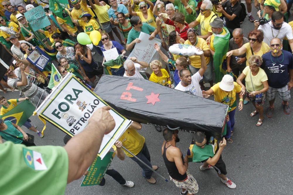 Miles de brasileños toman las calles contra Rousse