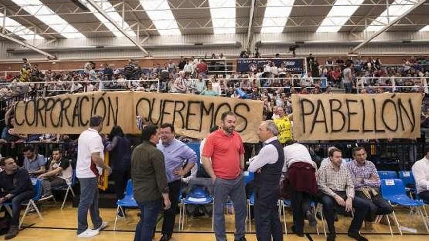 La pancarta reivindicando un pabellón, ayer en Pumarín.