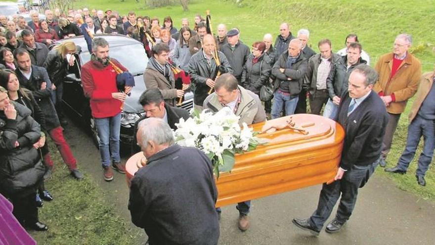 Los restos mortales de María Sánchez Blanco, &quot;la Pastorina del Cares&quot;, entrando en la iglesia de Robrigueru, entre el sonido de la gaita que tocaban Ricardo Soberado, Óscar Fernández y Vicente Prado, &quot;el Pravianu&quot;. En el recuadro, María Sánchez Blanco, en una actuación en 2012.