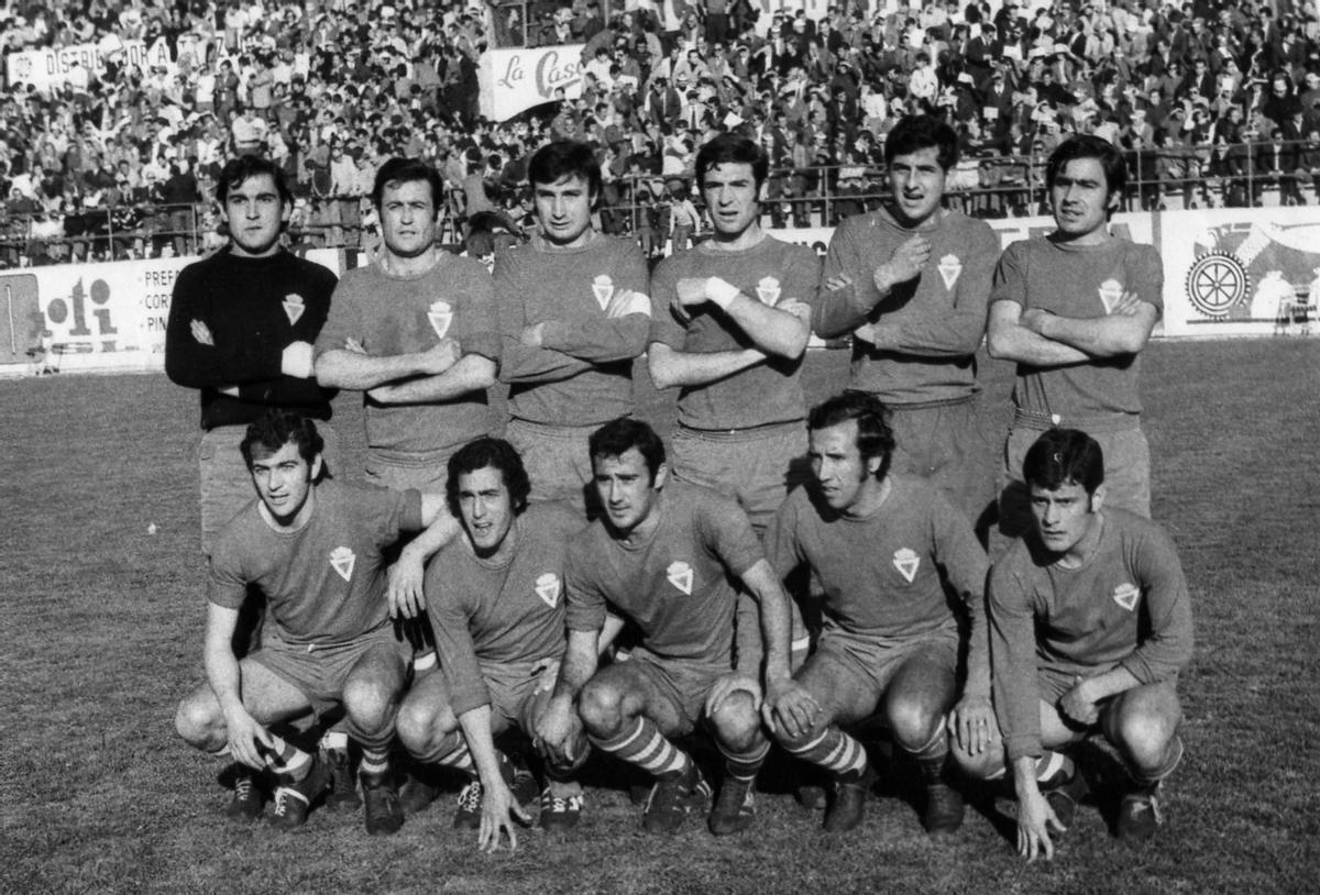 ALINEACION DEL REAL MURCIA DE 1973. DE IZQUIERDA A DERECHA Y DE ARRIBA A ABAJO, OJEDA, PONCE, JOSE, MORENO, RUIZ ABELLAN Y CANITO. AGACHADOS, CHINCHURRETA, MURCIANO, VERA PALMES, JUAREZ Y LOPEZ.