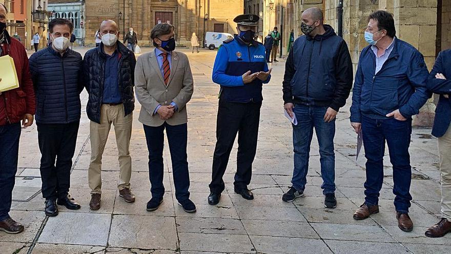 Representantes del sector del taxi, ayer, con el concejal de Seguridad Ciudadana, José Ramón Prado –cuarto por la izquierda–, y el jefe de la Policía Local, José Manuel López –quinto–, ayer, en la plaza del Ayuntamiento. | LNE