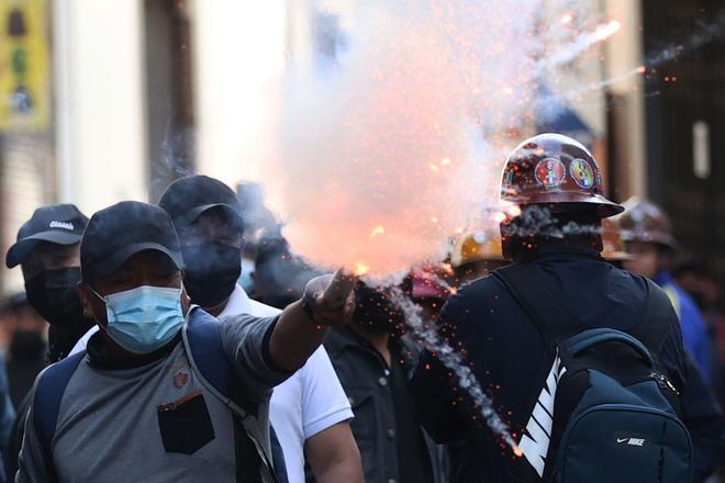 Las protestas por los ajustes económicos bloquean Bolivia y ponen en jaque al presidente, Rodrigo Paz