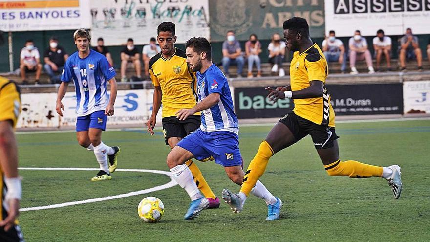 Una jugada del Figueres-Llagostera que va obrir ahir a la tarda el Torneig de l&#039;Estany