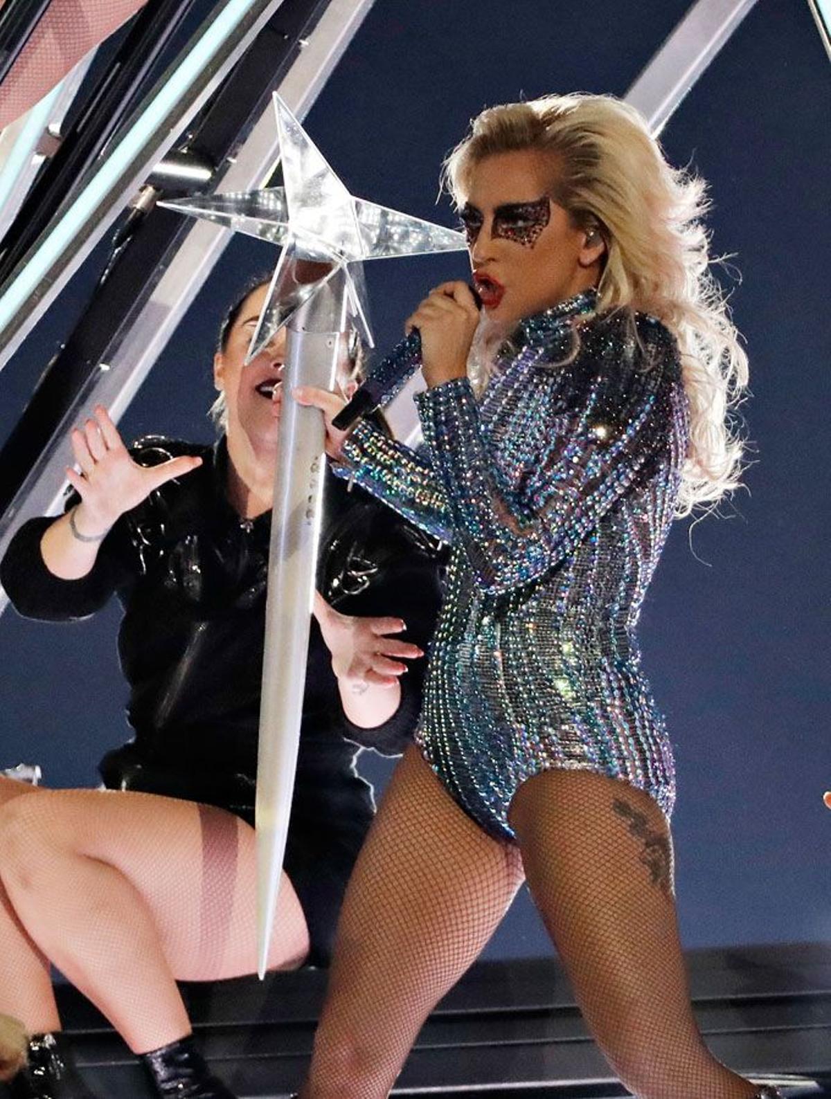 Lady Gaga con body de Atelier Versace en la final de la Super Bowl
