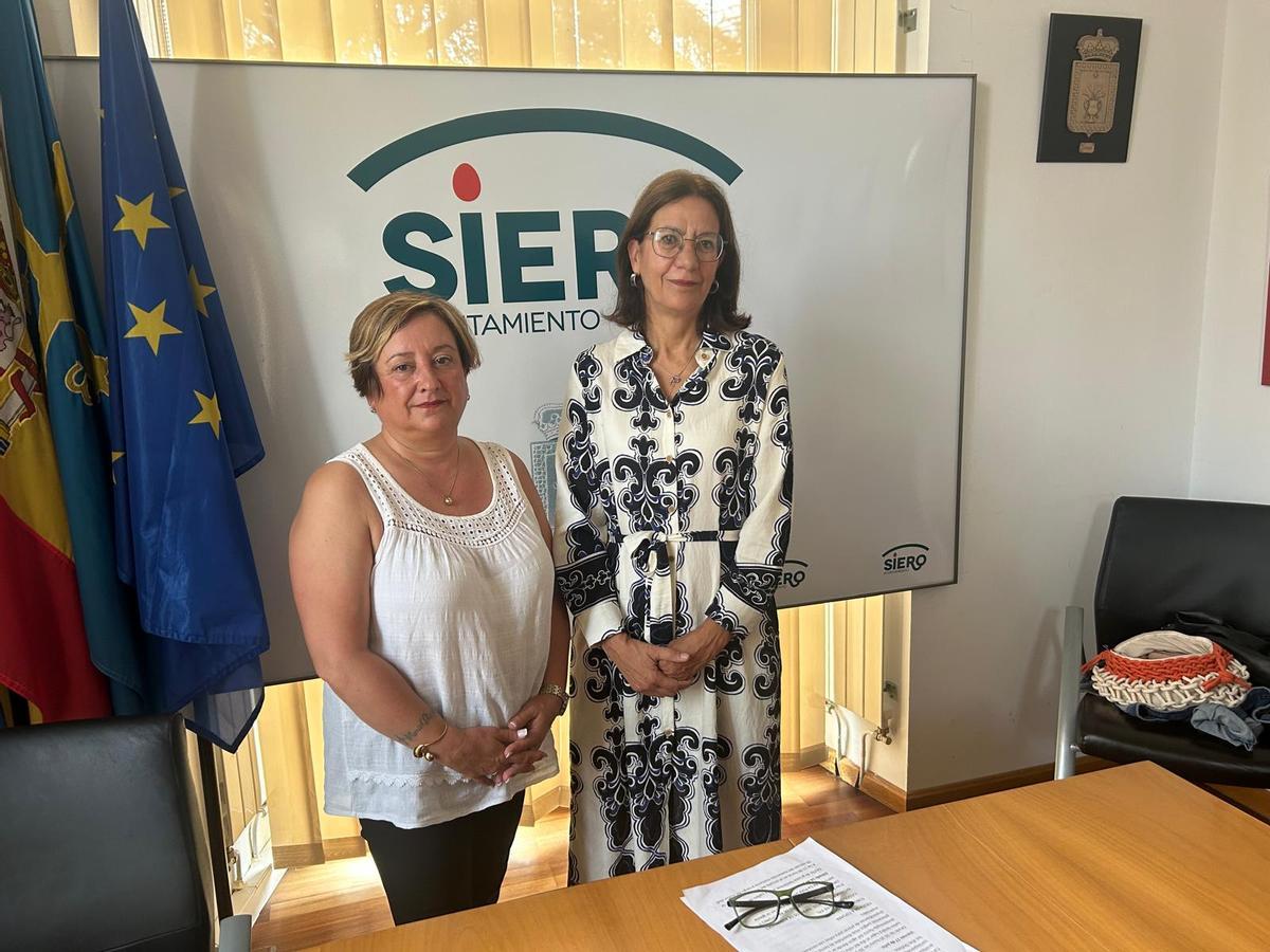 Ana Rosa Nosti y Patricia Antuña presentan el programa de fiestas del Carmín en el Ayuntamiento de Siero.