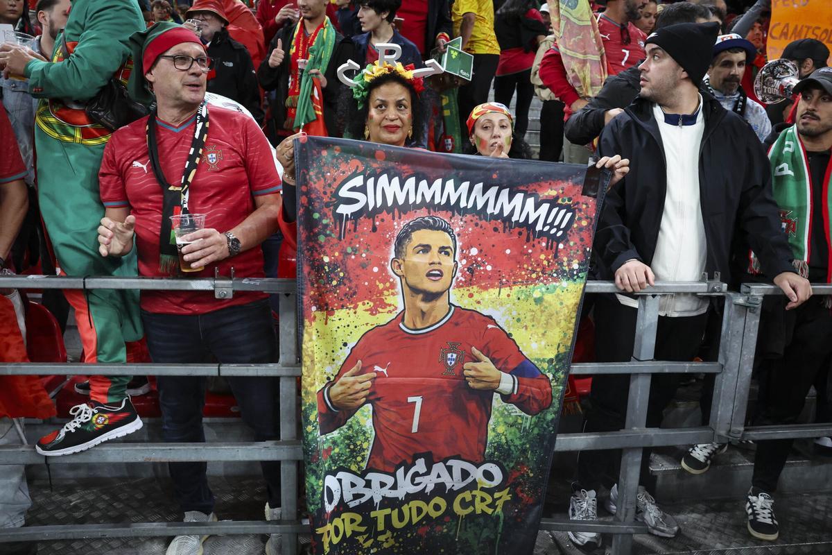 Aficionados de Portugal con una bandera de Cristiano, durante el último partido contra Dinamarca en Copenhague, donde no estuvo el capitán.