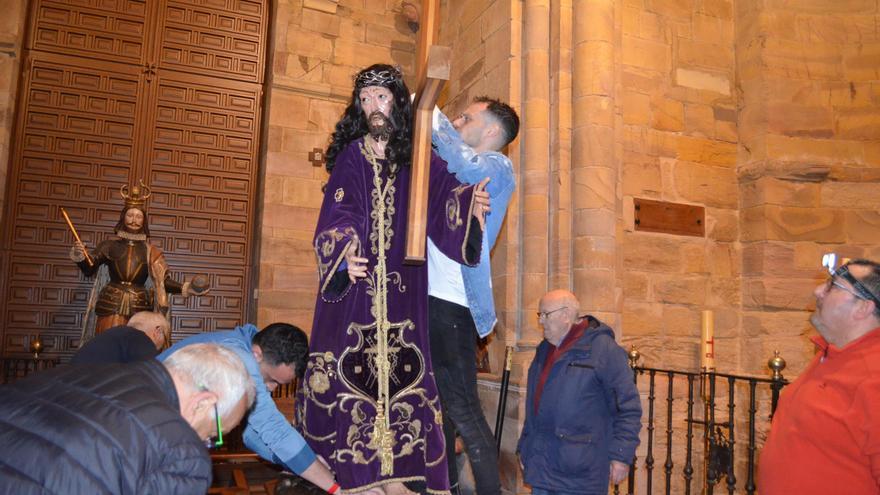 Los preparativos de las andas del Nazareno de Benavente, en imágenes