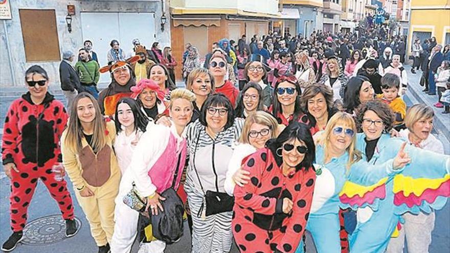 L’Alcora recupera el Carnaval y llena las principales calles de colorido y diversión