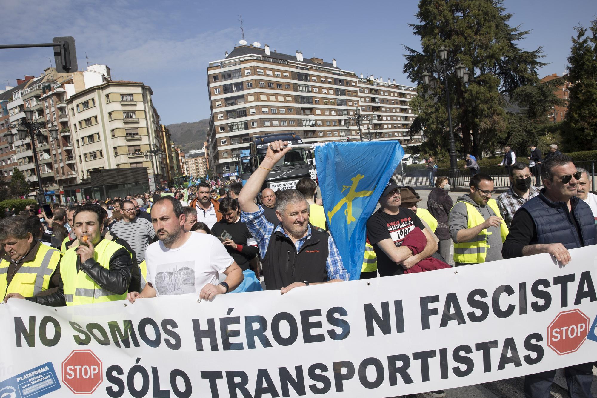 EN IMÁGENES: Los transportistas inundan las calles de Oviedo de camiones para visibilizar su protesta