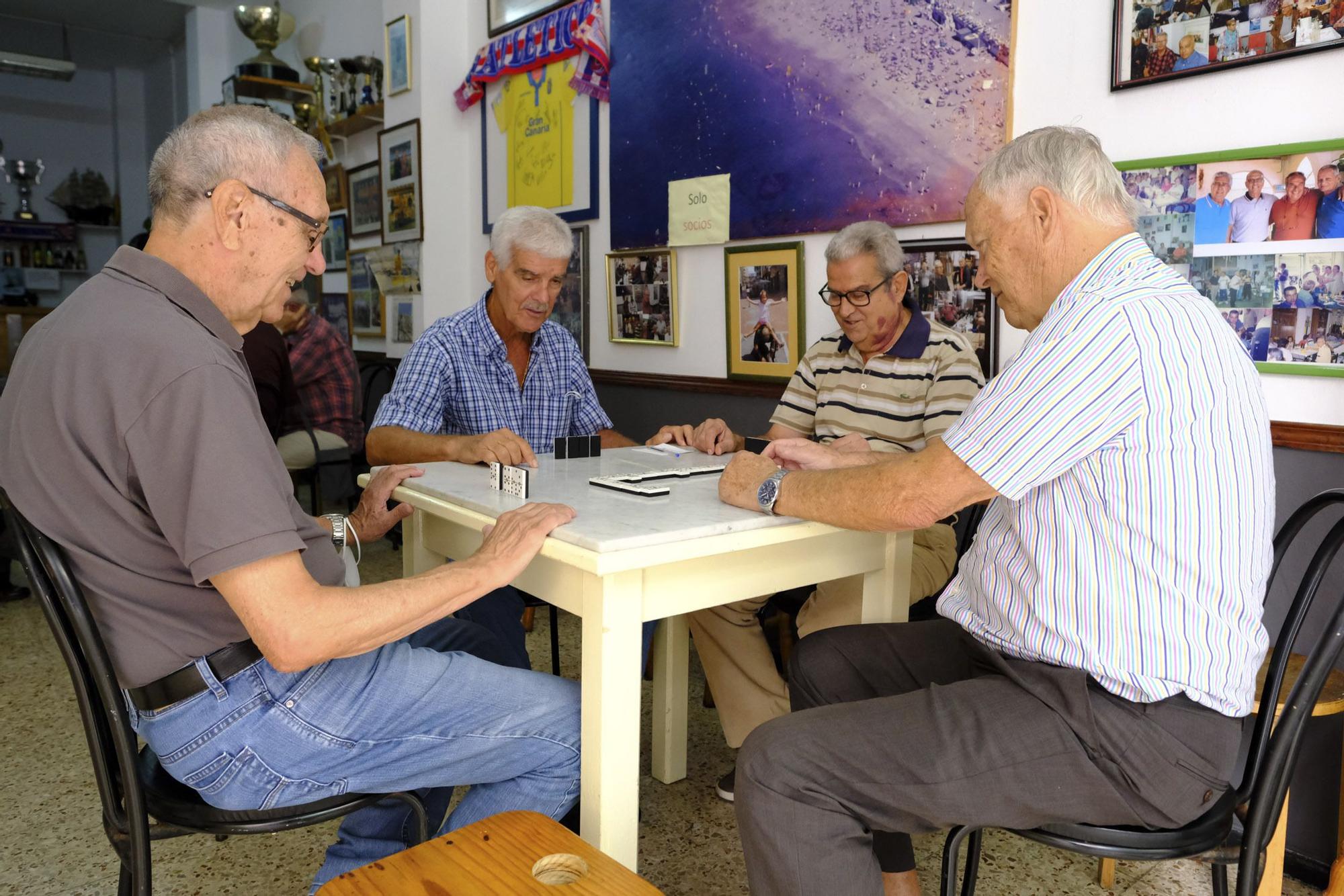 Ex de la UD (Germán Dévora, Paco Castellano, Páez y Hernández) se reúnen en un local para jugar cartas y contar batallas