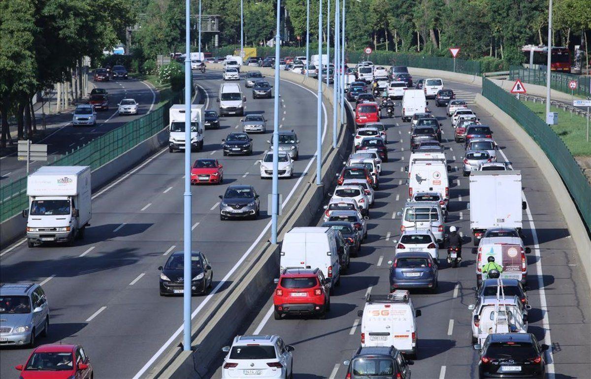 250.000 cotxes tornen aquest diumenge cap a l’Àrea Metropolitana de Barcelona després de les vacances de Nadal 250.000 cotxes tornen aquest diumenge cap a l’Àrea Metropolitana de Barcelona després de les vacances de Nadal