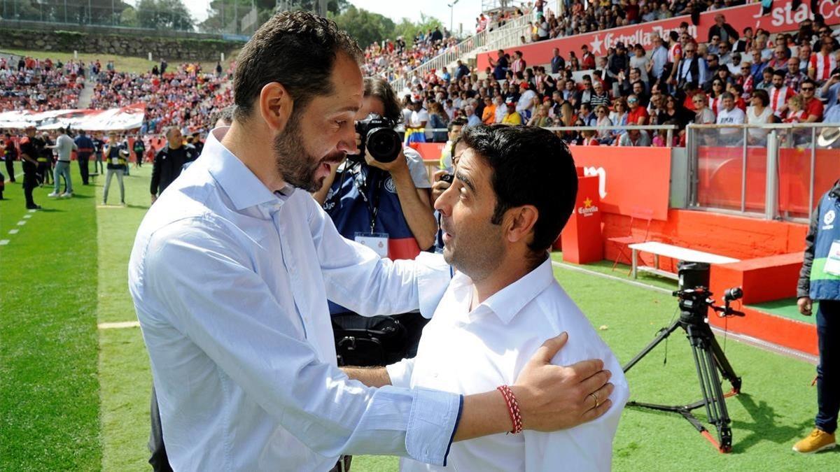 Pablo Machín y David Gallego se abrazan al inicio del partido.