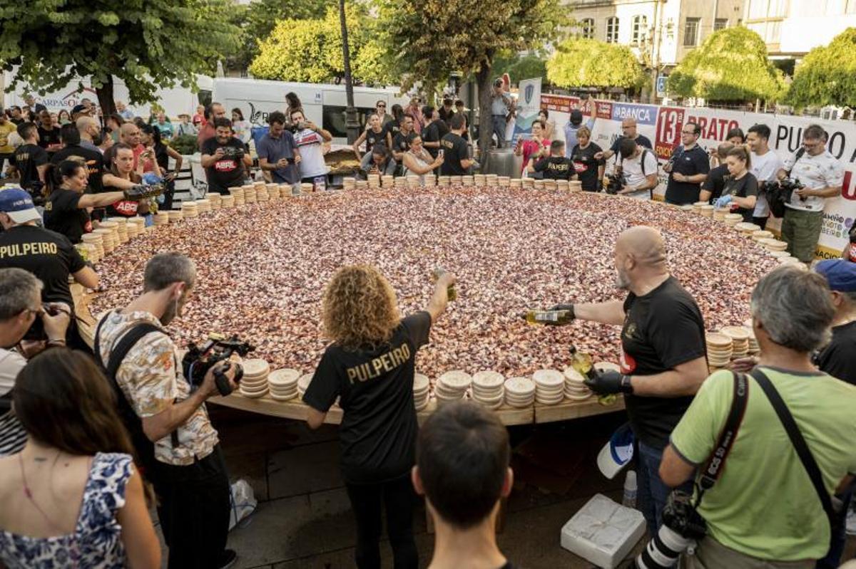 Utilizaron 580 kilos de pulpo y 45 litros de aceite. | // BRAIS. LORENZO