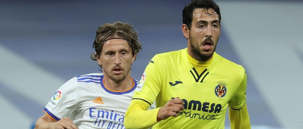 Dani Parejo (d) es el conductor del juego del Villarreal en el centro del campo y Luka Modric (i) es el referente del Real Madrid en la medular.