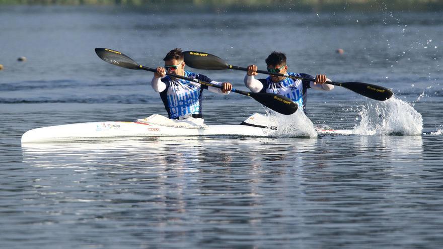 Golpe de autoridad en el agua del asturiano Roza y el gallego Toro, ganadores del control selectivo sobre 500 metros