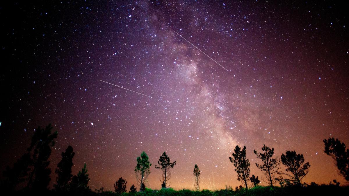 Lluvia de perseidas sobre Galicia, en agosto del año pasado.