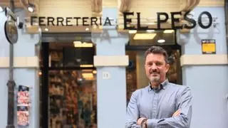 La ferretería más antigua de Oviedo se dirige desde la Serranía de Ronda: así es El Peso, un negocio con una oferta de cerca de 40.000 artículos
