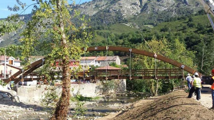 Colocada en Arenas de Cabrales la pasarela peatonal del &quot;plan Agua&quot;