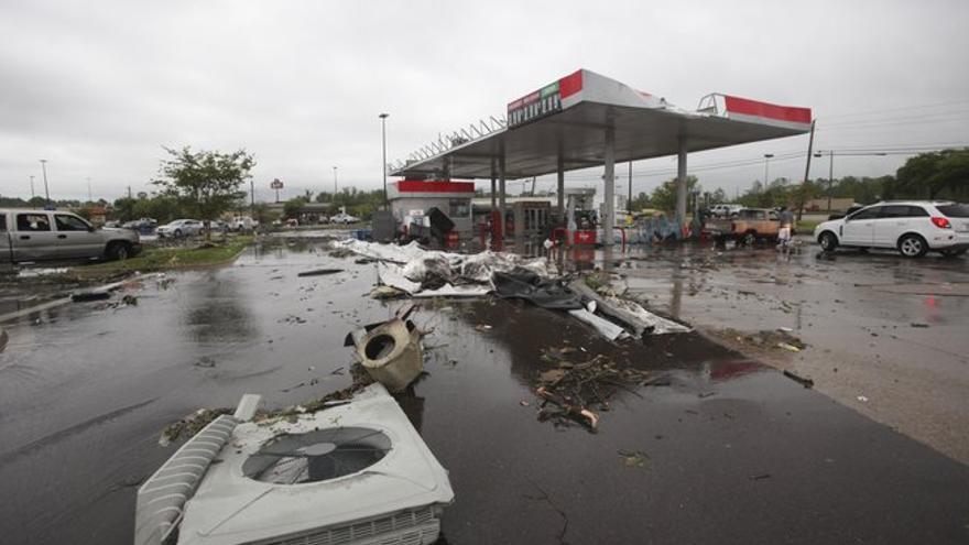Fuertes tornados golpean al sur de los EEUU y dejan al menos tres muertos