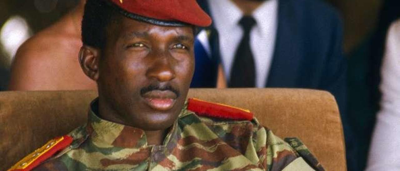 El &#039;Che Guevara africano&#039;  |  Thomas Sankara, líder revolucionario para todo el continente, luchó por los derechos del pueblo de Burkina Faso durante su etapa como presidente. Lo asesinaron en 1987, antes de cumplir 38 años, y horas antes de que su compañero Blaise Compaoré tomara el poder del país. El actual gobierno, el pueblo y su familia quieren saber la verdad de su muerte, casi 30 años después.