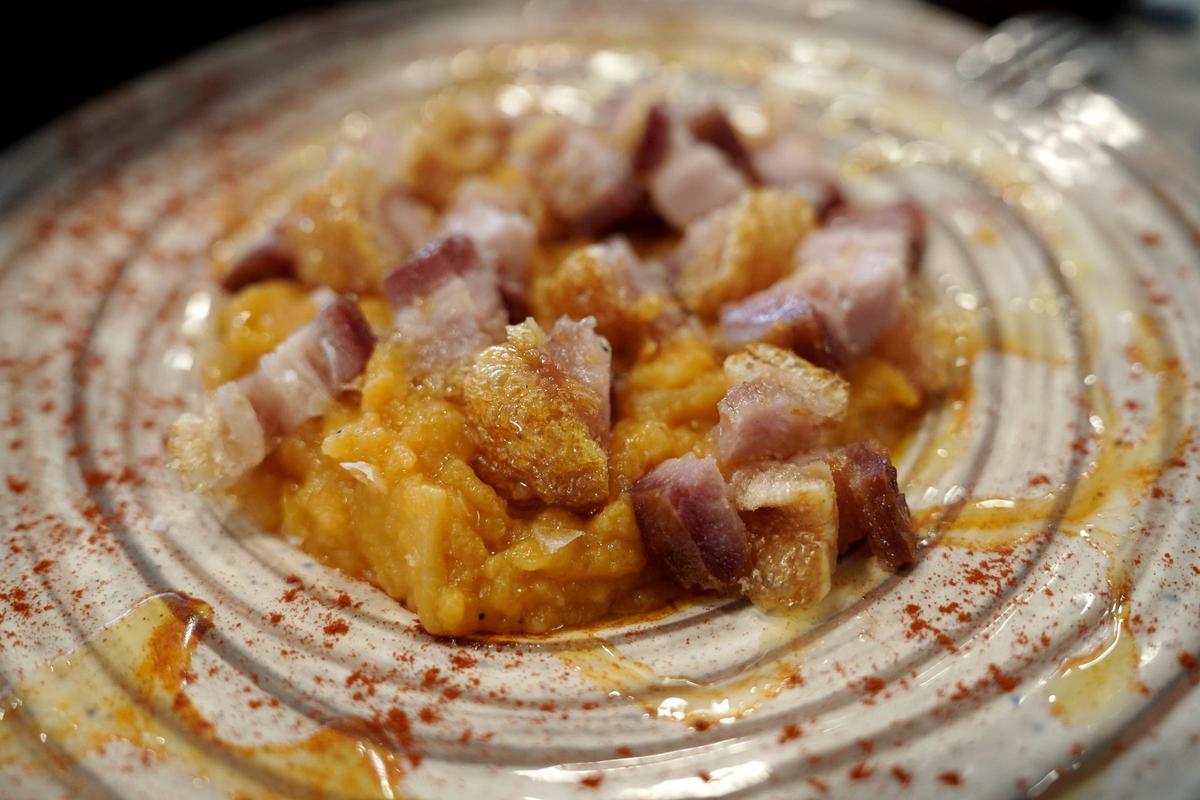 Patatas revolconas con torreznos, uno de los platos estrella de Benjamín Herrero.