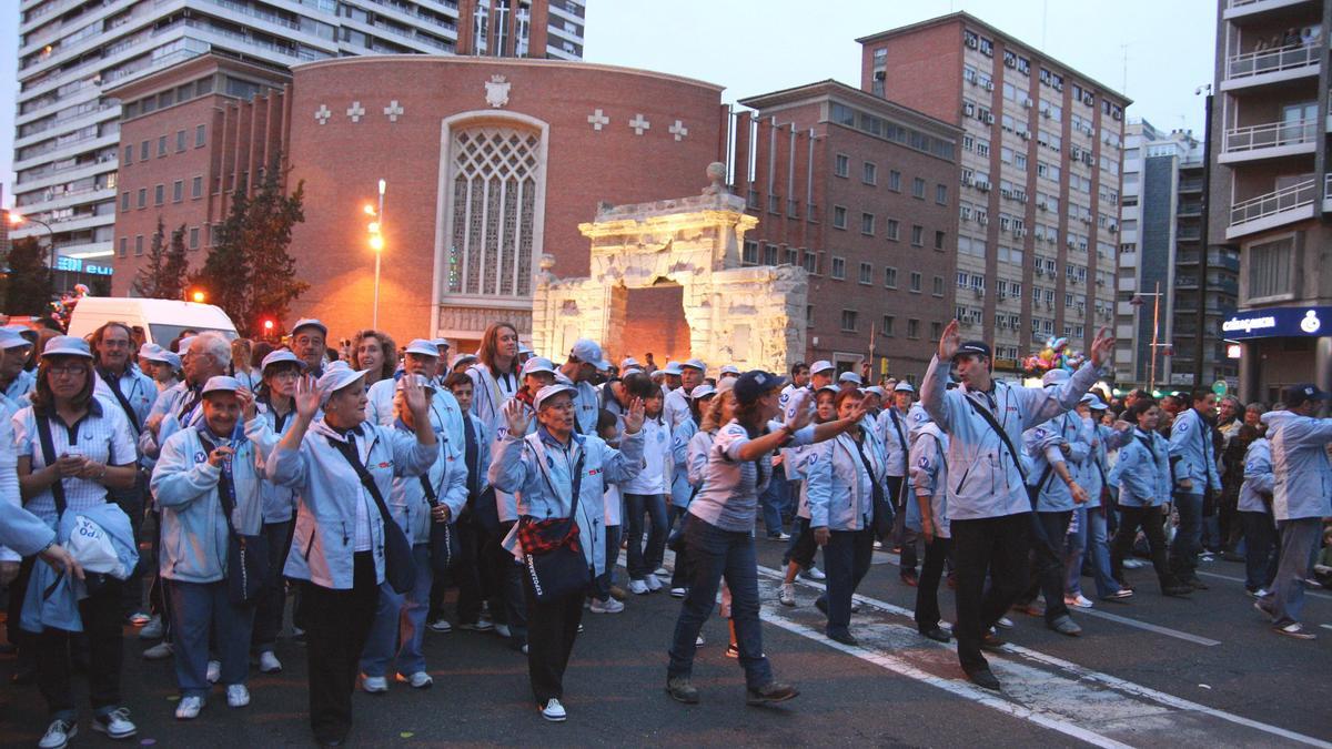 Los voluntarios de Zaragoza durante la cabalgata inaugural de las fiestas del Pilar en 2008.