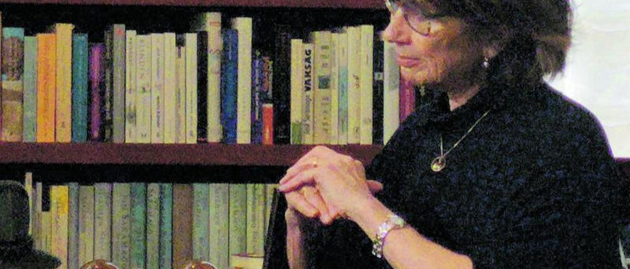 Pilar Río, en la biblioteca 
José Saramago en ‘A Casa’,
 en Tías, Lanzarote. / ELD