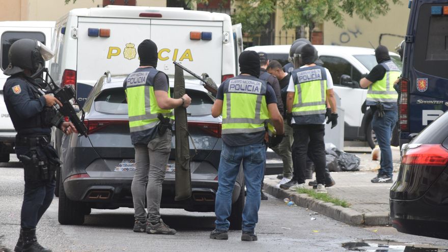 La Policía toma las Tres Mil Viviendas cuatro días después del tiroteo: detenciones, armas y drogas