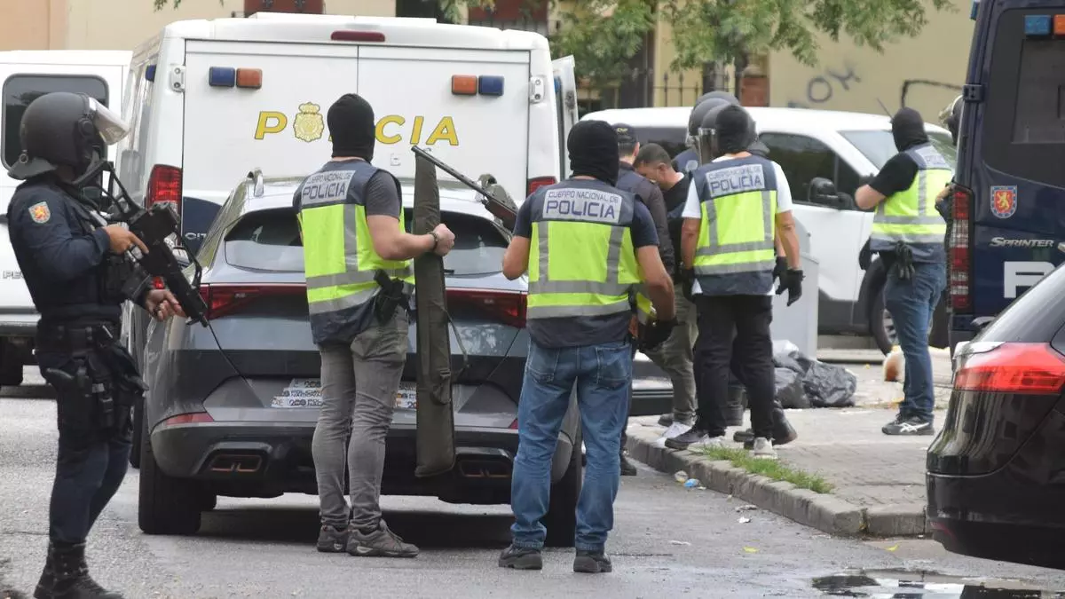 La Policía toma las Tres Mil Viviendas cuatro días después del tiroteo: detenciones, armas y drogas
