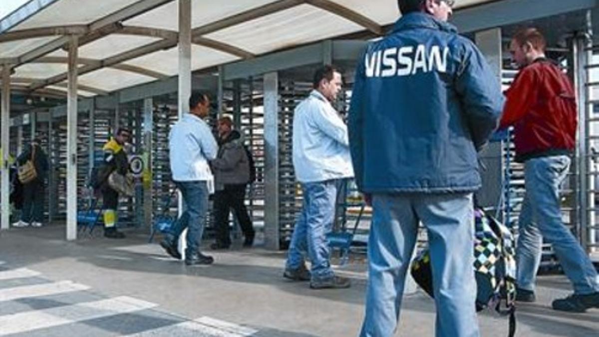 Acceso de trabajadores a la fábrica de Nissan en la Zona Franca de Barcelona.