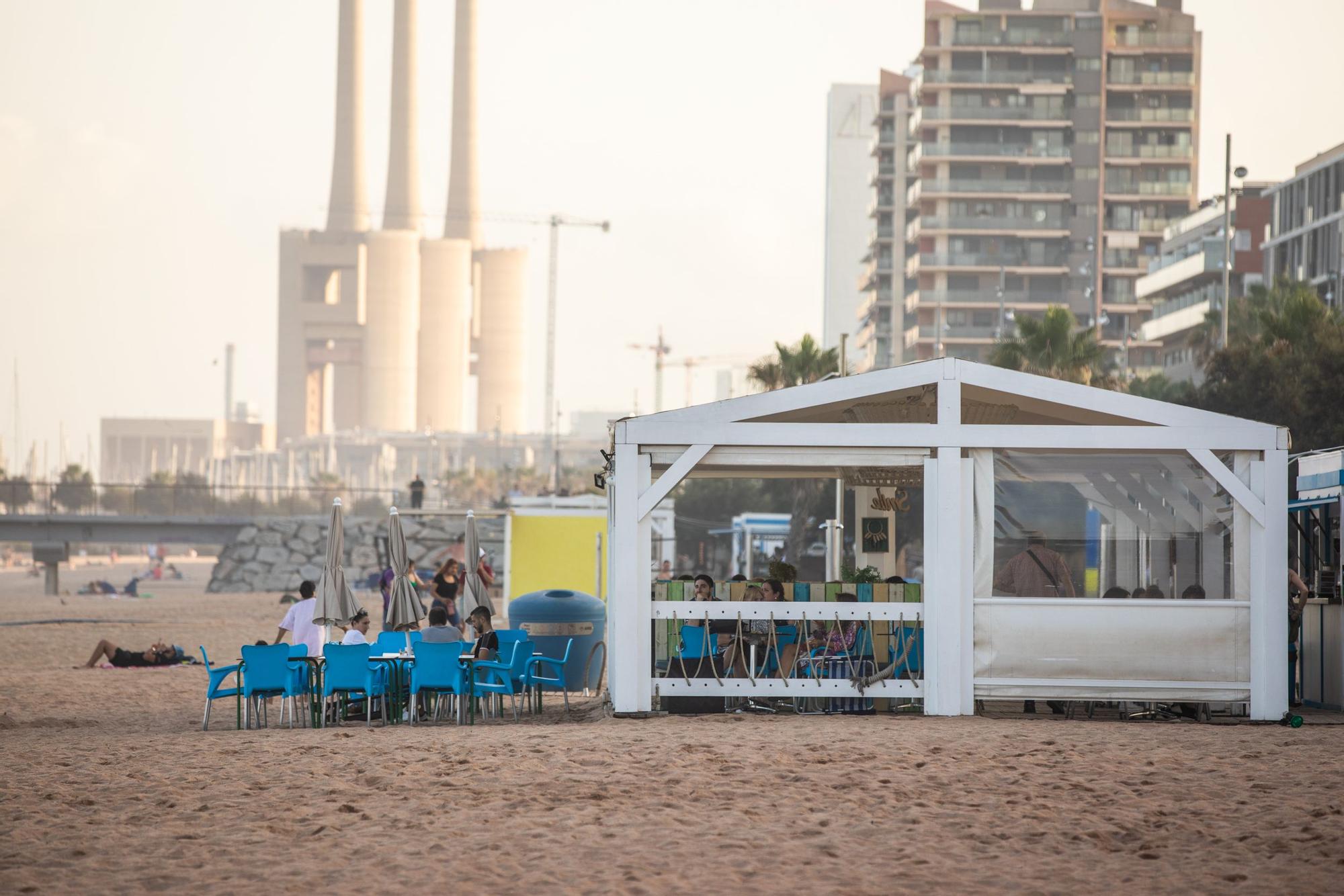 El ambiente en los chiringuitos de la playa de Badalona en la verbena de Sant Joan de 2022