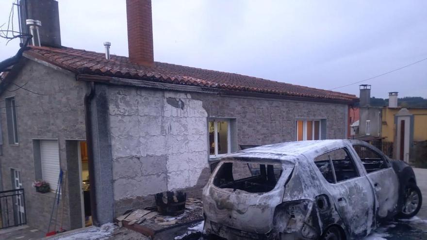 Noche accidentada en Lalín con un herido en la Rolda Leste y un coche calcinado en Soutolongo